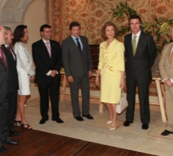 Fotografía de grupo de Su Majestad la Reina durante la inauguración del Parador de Turismo "Monasterio de Corias"